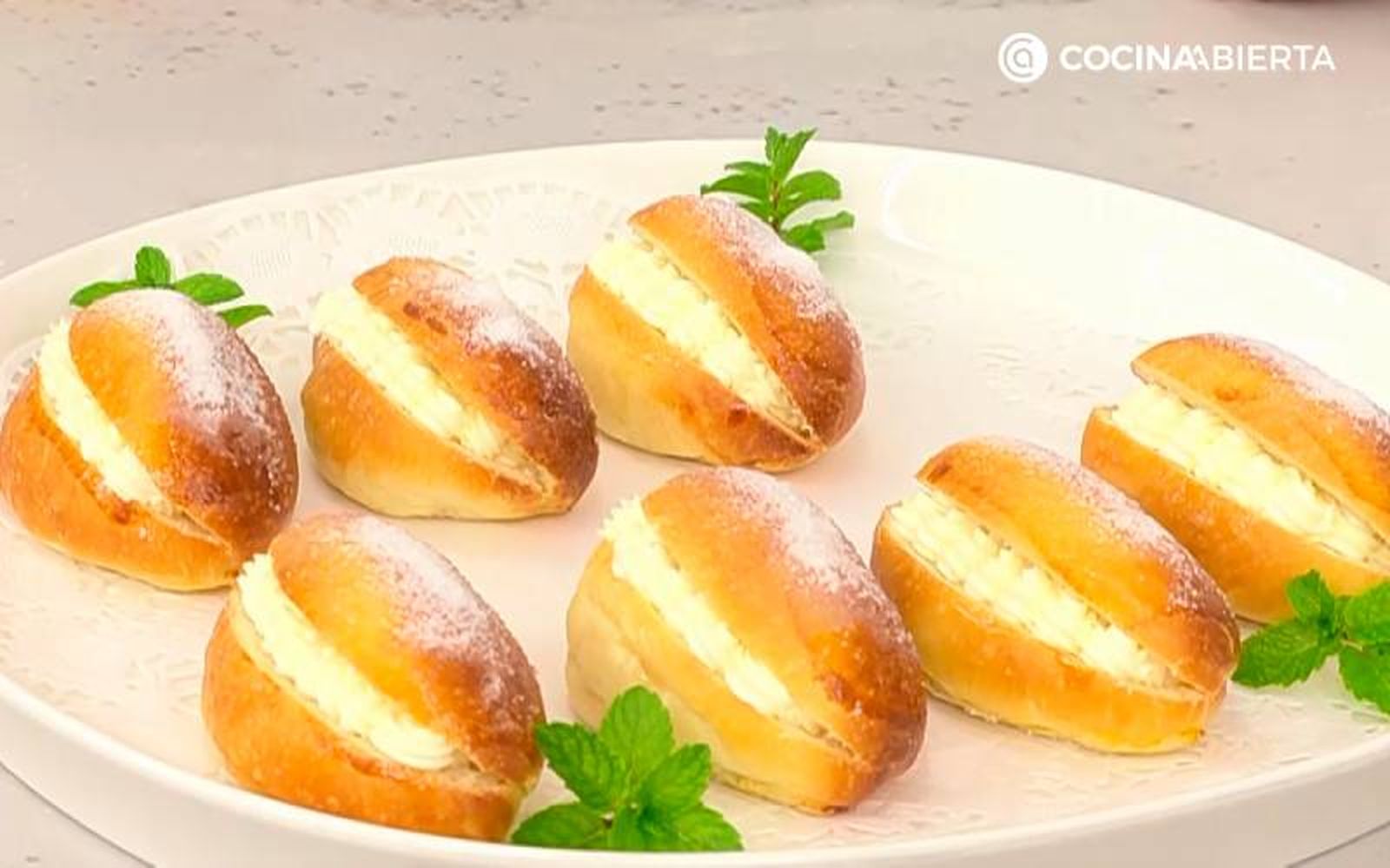 Pinta los bollos, decora con azúcar y rellena con crema de mantequilla