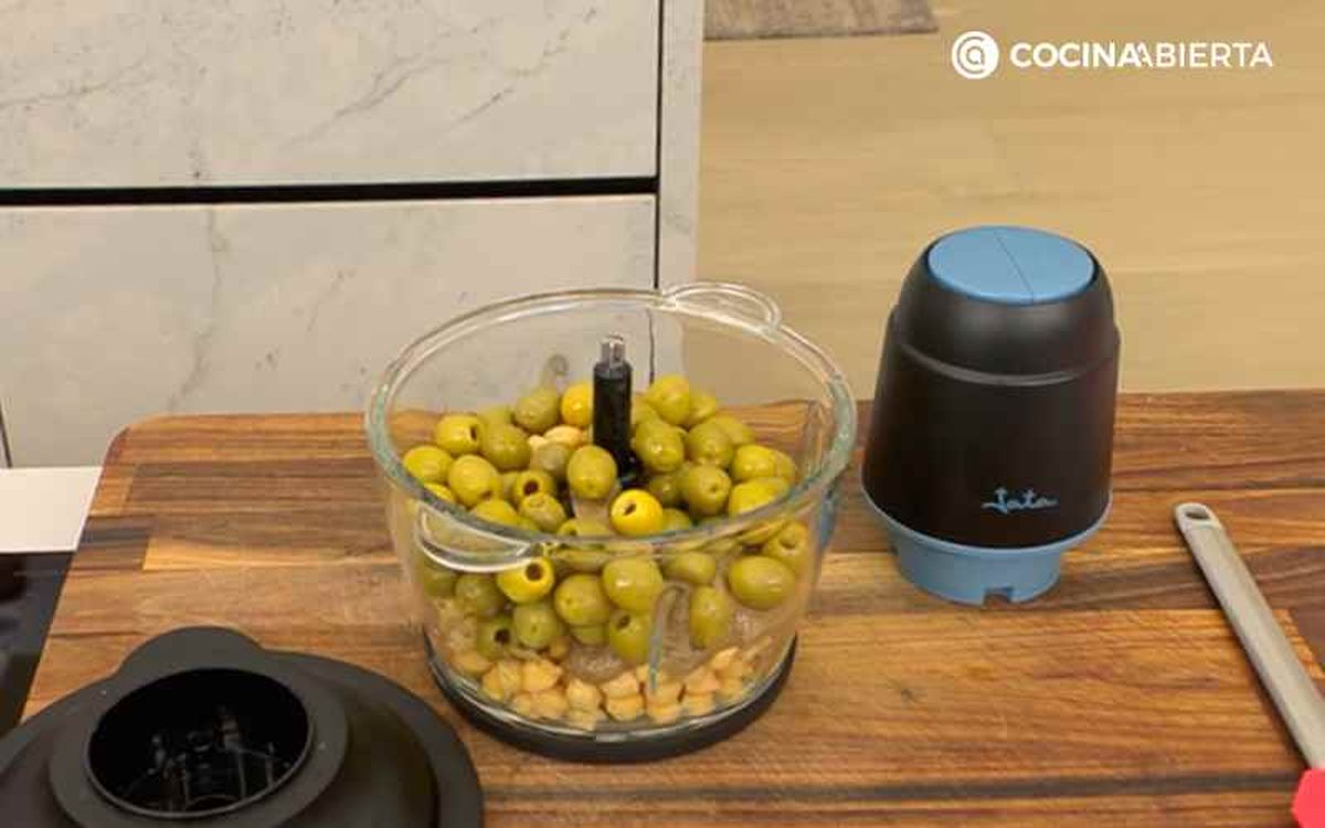 Incorpora los ingredientes en la picadora