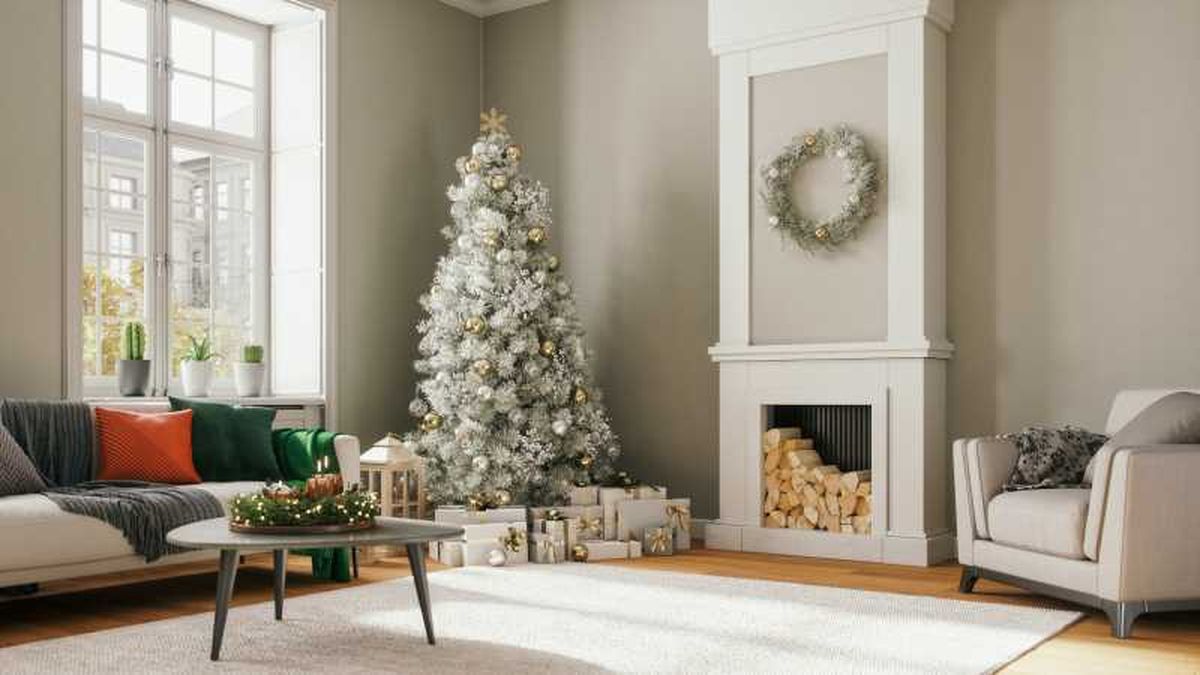 Salón con decoración navideña nórdica en color blanco.