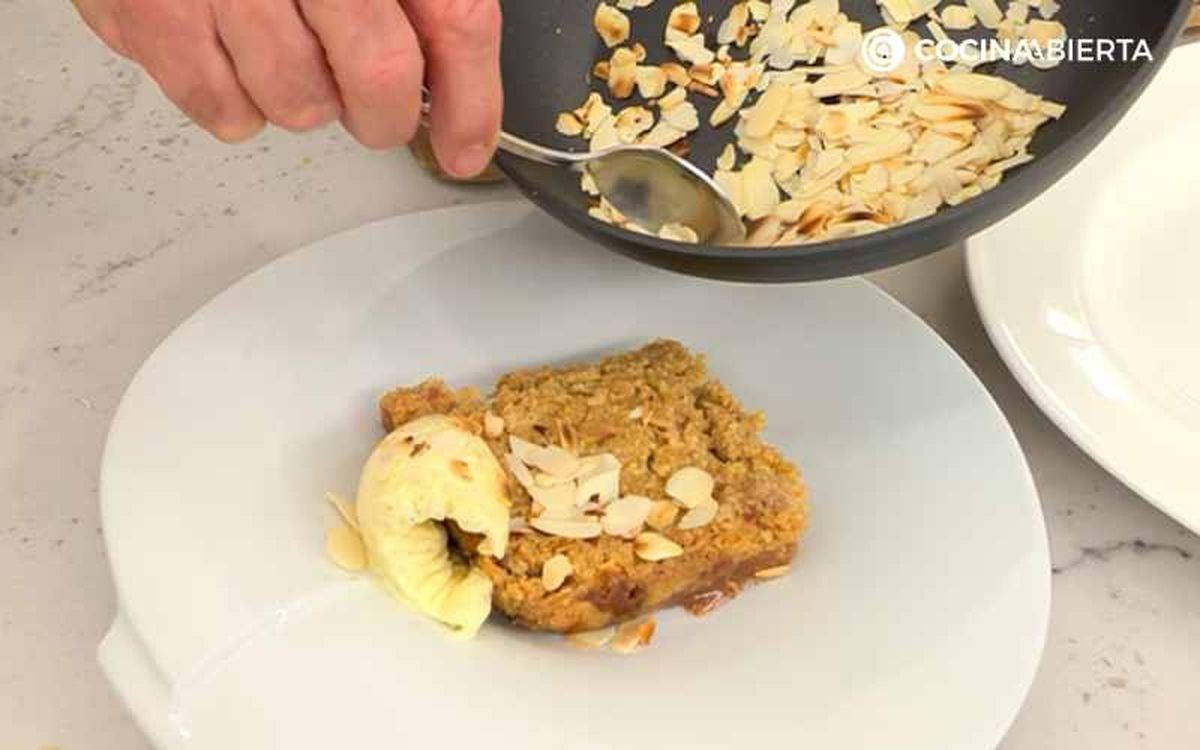 Sirve el crumble de manzana (apple crumble)