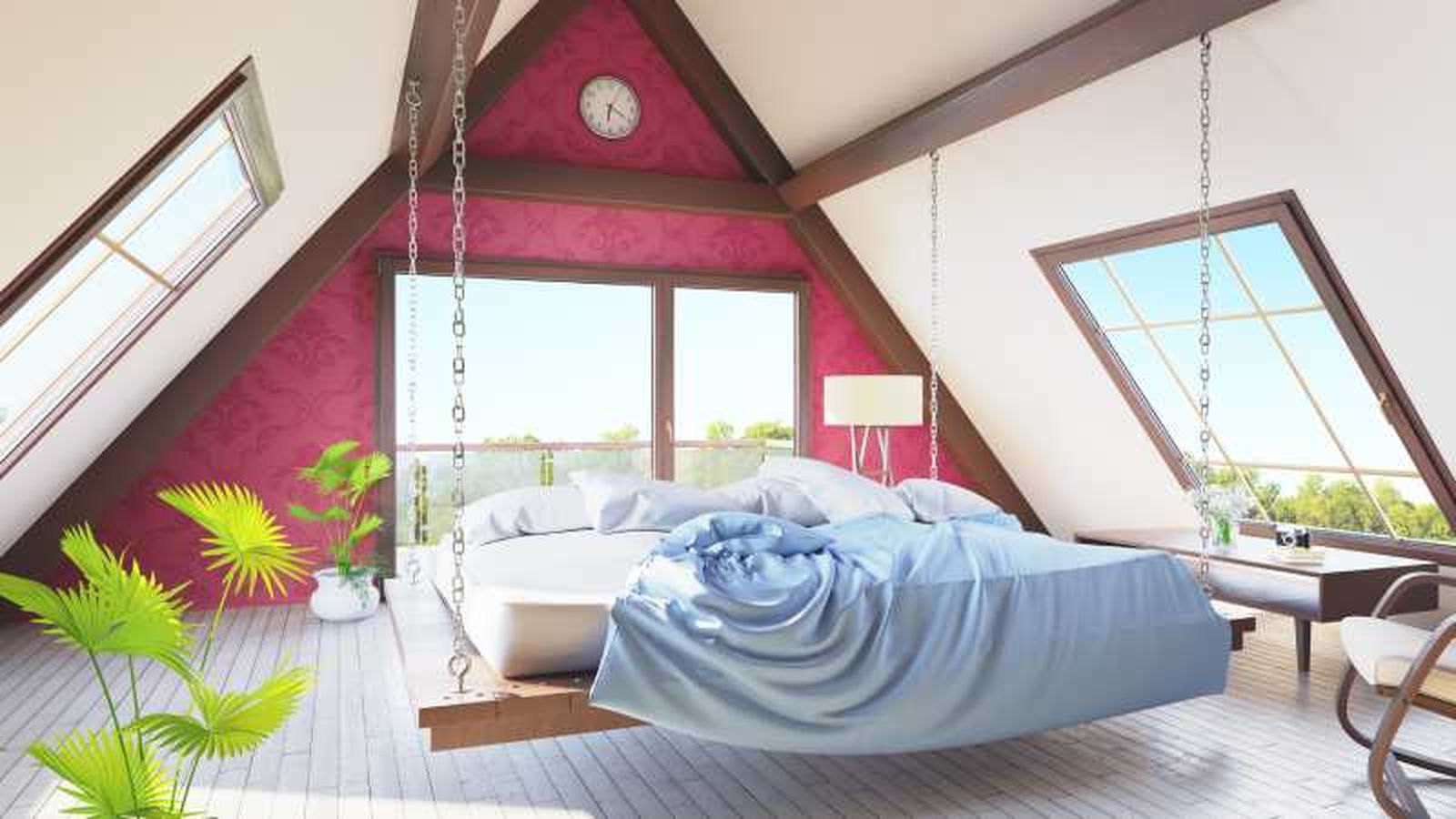 Dormitorio en buhardilla con pared rosa arándano.