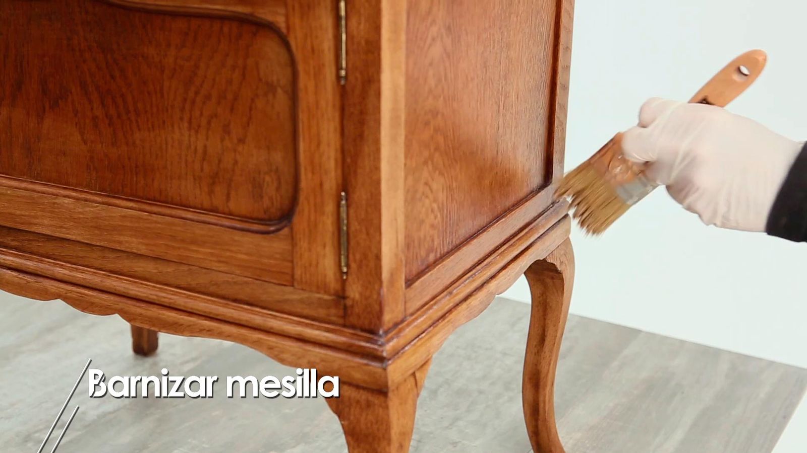 Barnizar mesilla de noche paso 5