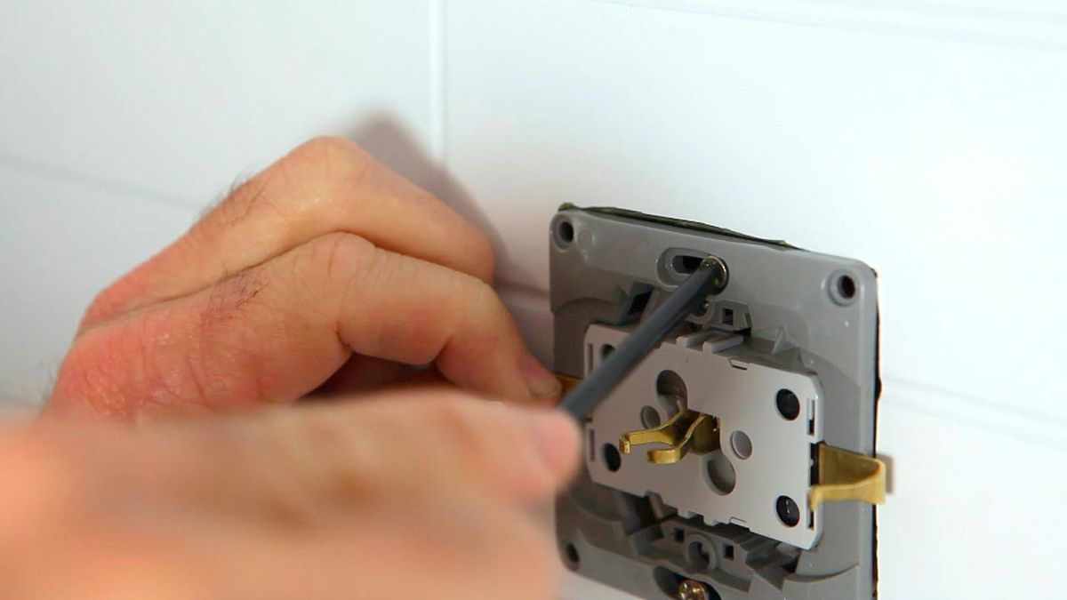 Colocar una base de enchufe doble paso 7