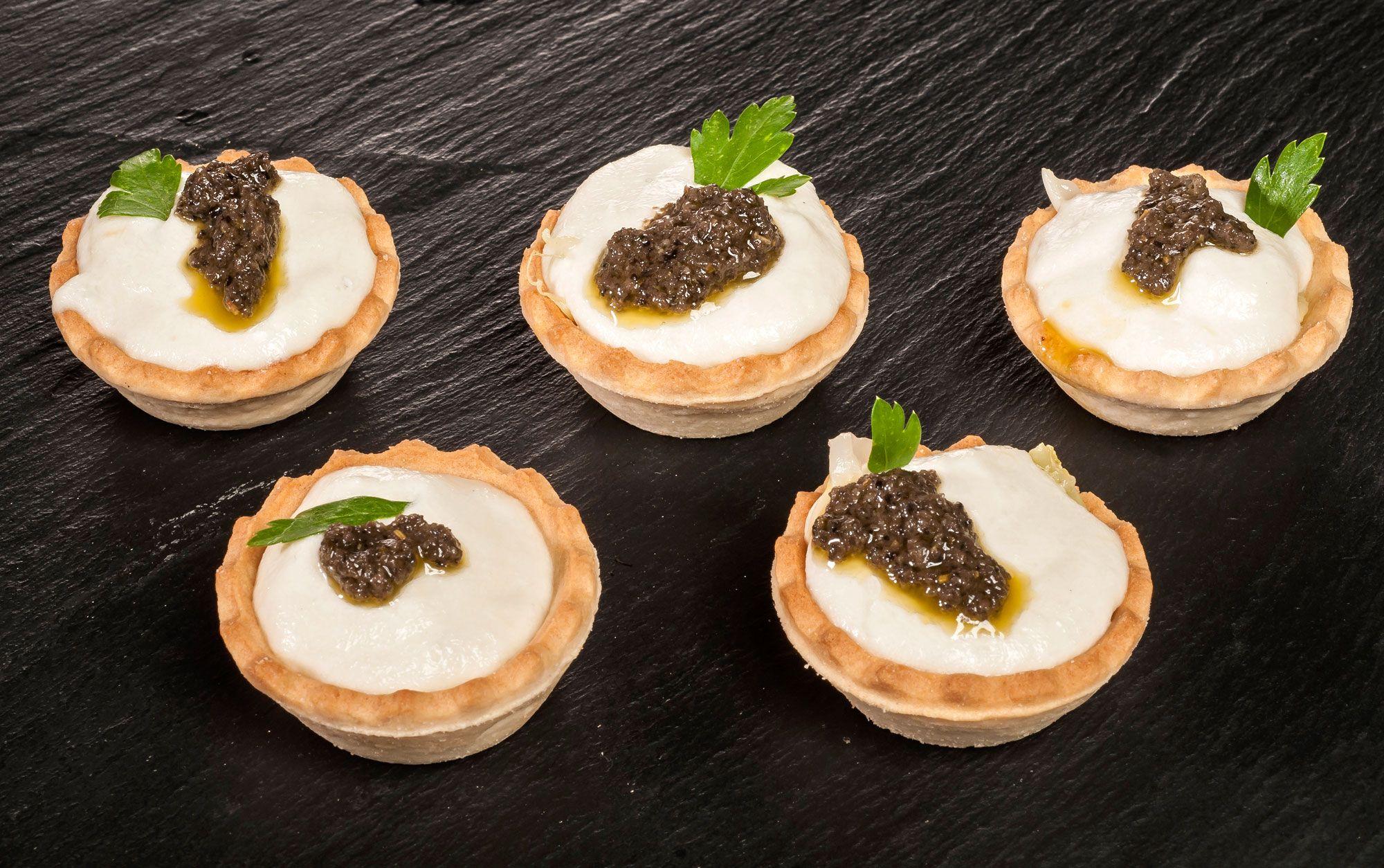 Tartaletas de brandada de bacalao con olivada