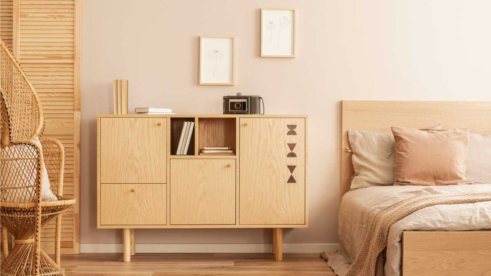 Dormitorio con mueble de madera clara.