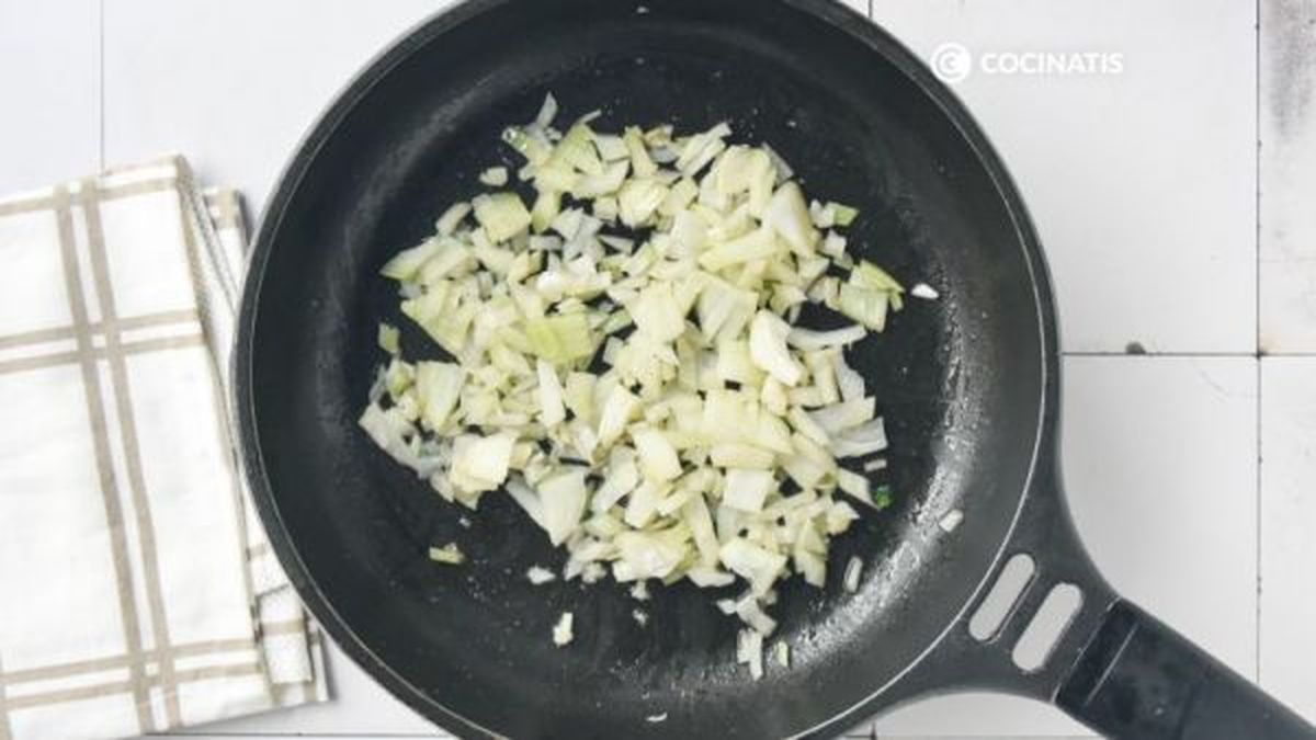 Pochamos la cebolla picada