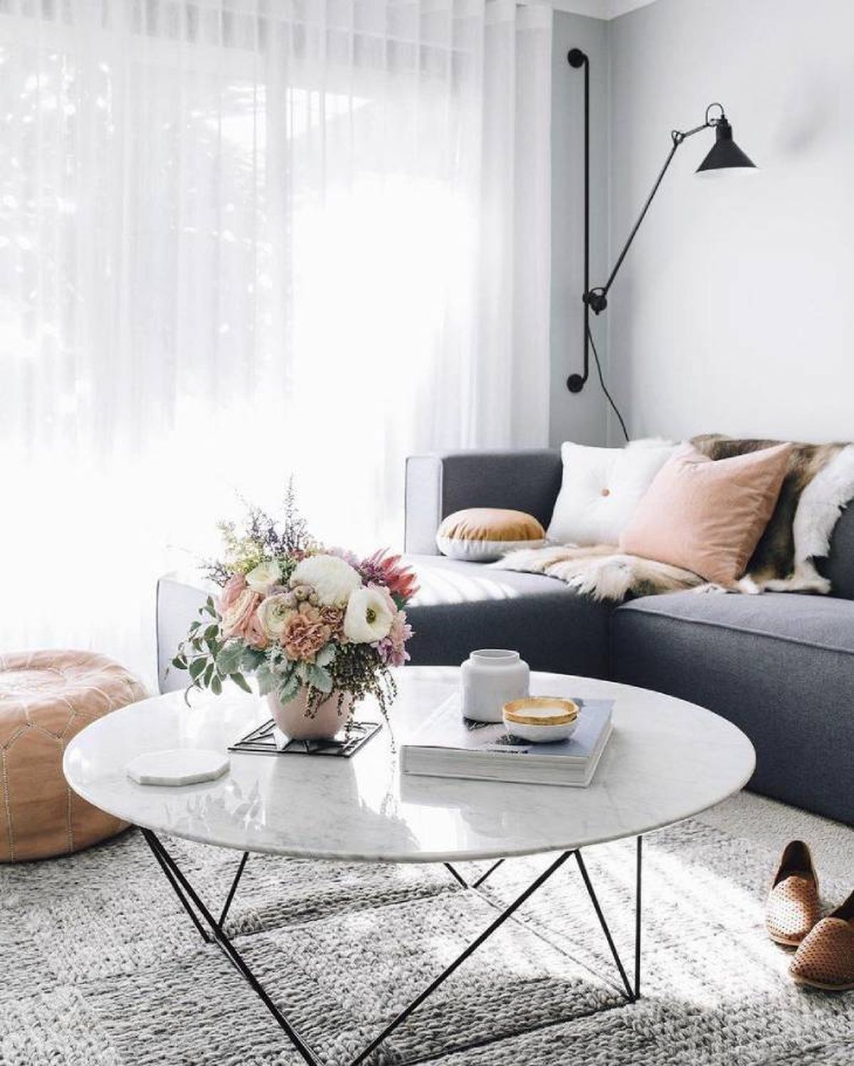 Salón elegante con mesa de centro decorada con flores y otros adornos.