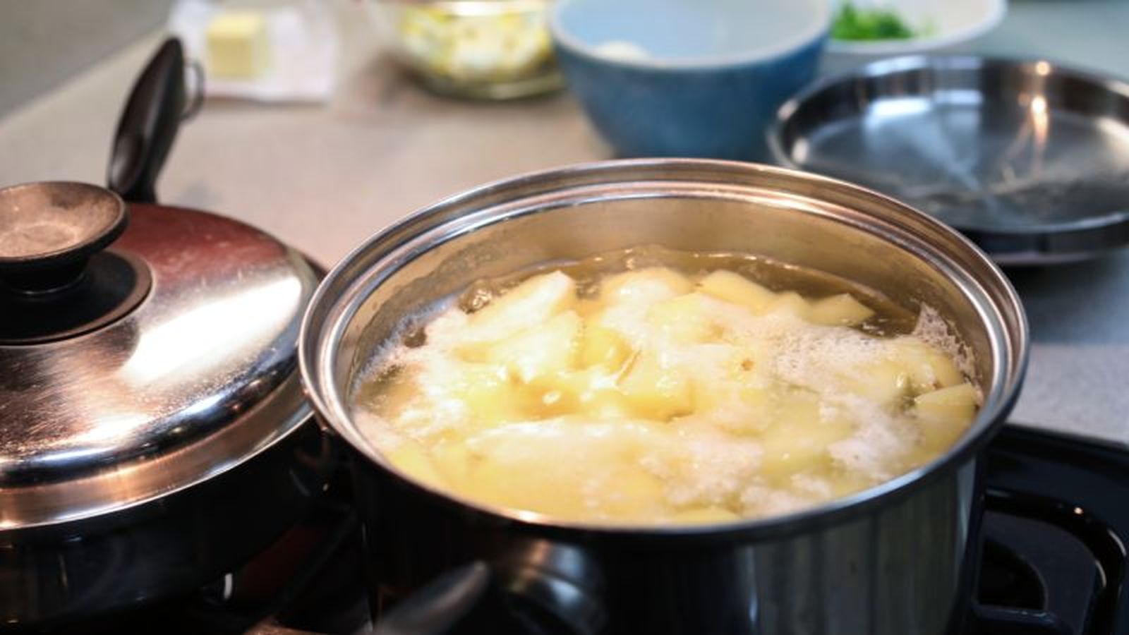 Cocemos las patatas cortadas