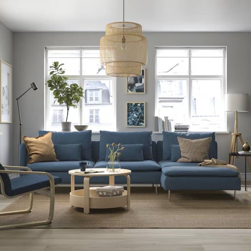Salón con sofá Söderhamn azul de Ikea.