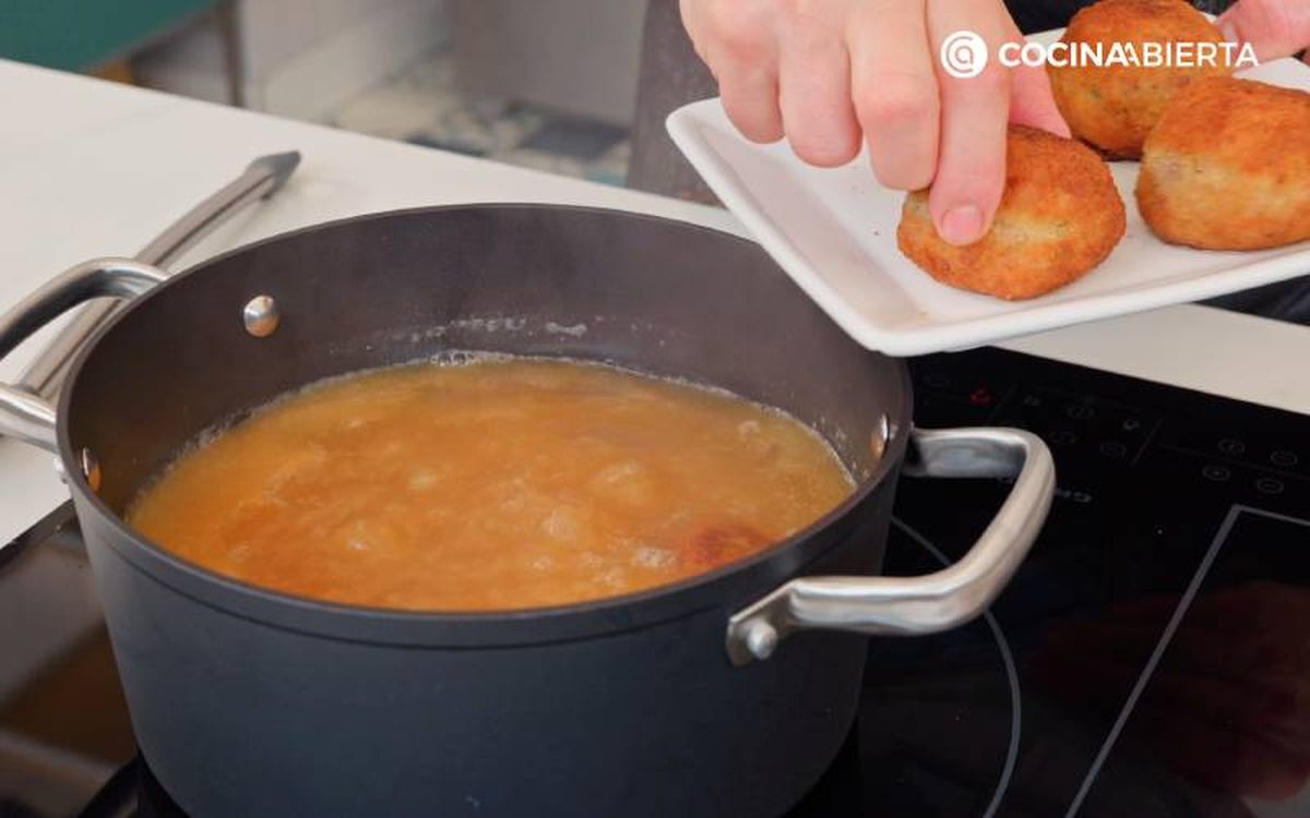 Elaboración de la receta de cocido madrileño con pelotas - Cocinar el caldo con fideos y pelotas de carne