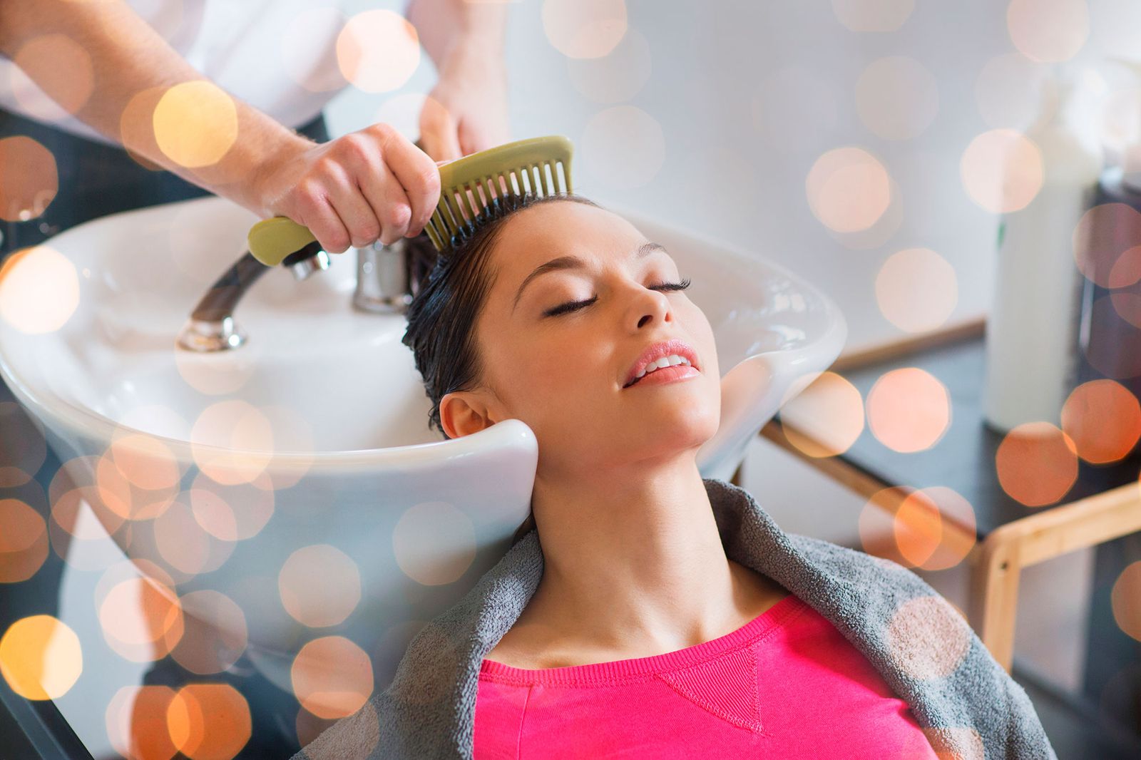 Masajear el cuero cabelludo estimula el crecimiento del cabello