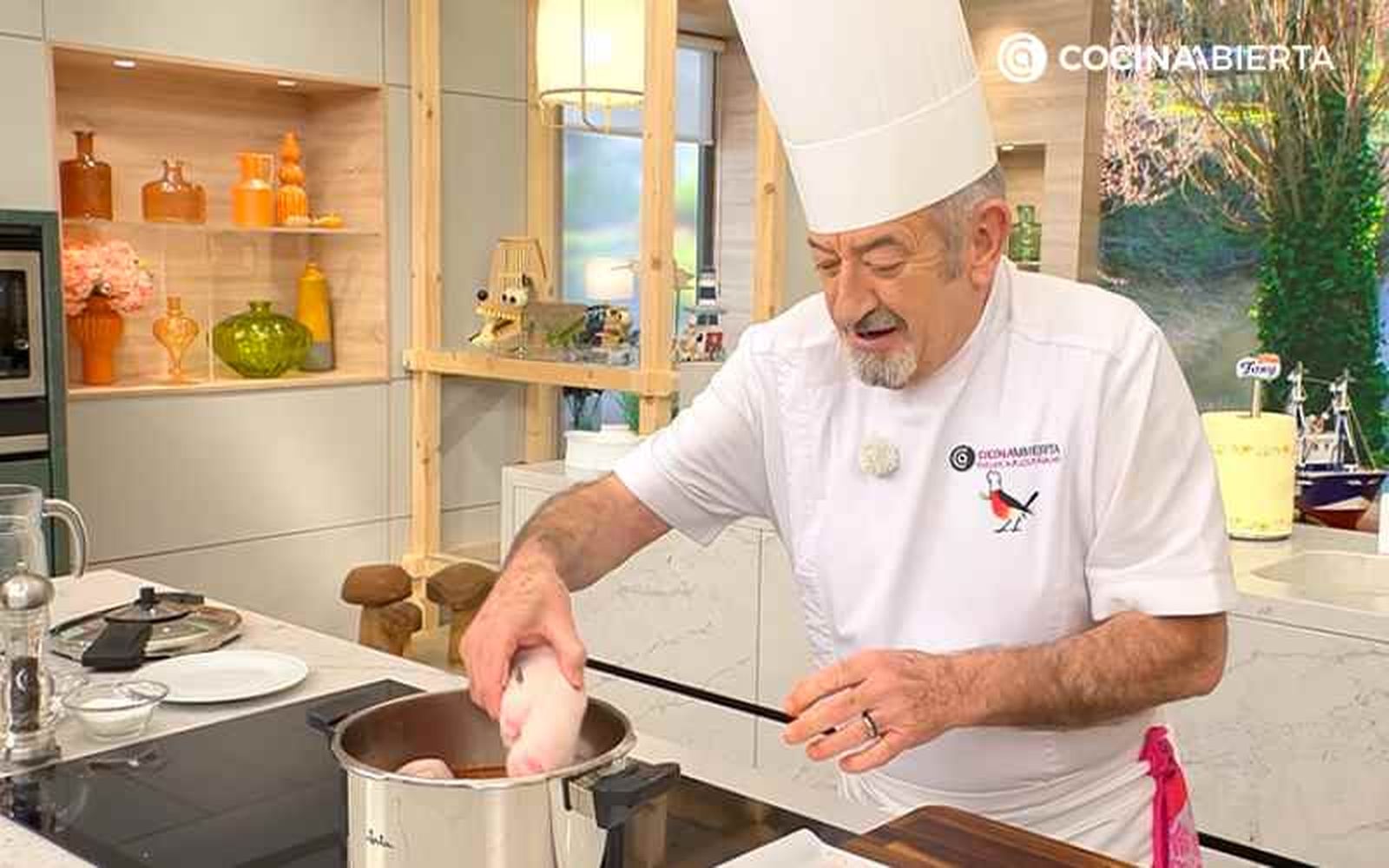 Cocina las manitas de cerdo en la olla rápida