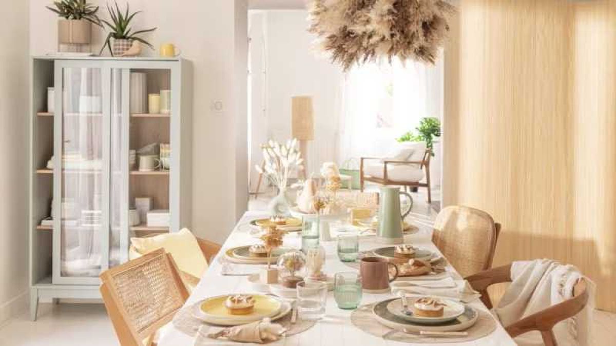 Comedor elegante de estilo provenzal en colores claros.