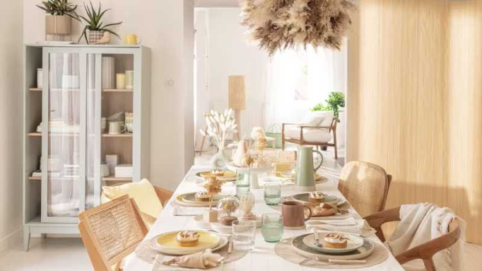 Comedor elegante de estilo provenzal en colores claros.