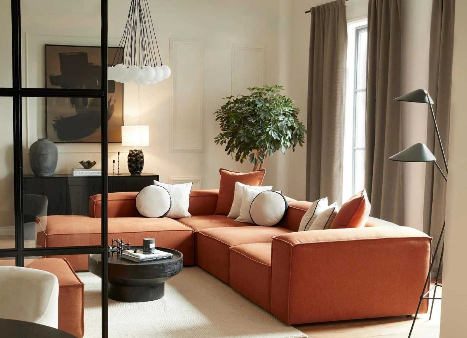 Salón moderno con sofá naranja.