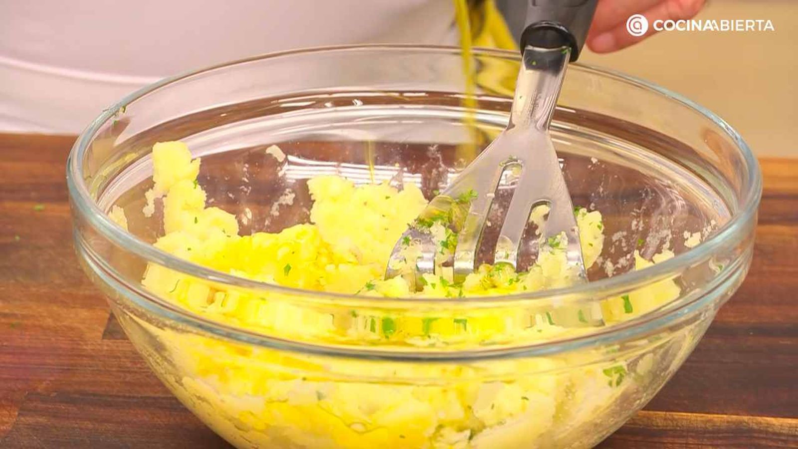 Maja bien las patatas cocidas, añade sal, perejil y aceite