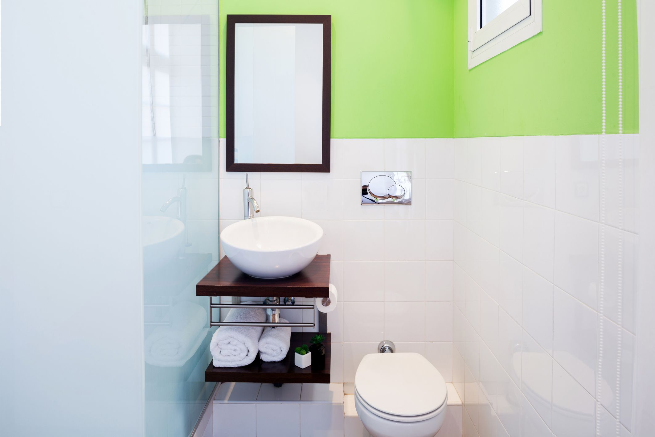 estanterias ligeras aprovechar  espacio baño hogarmania