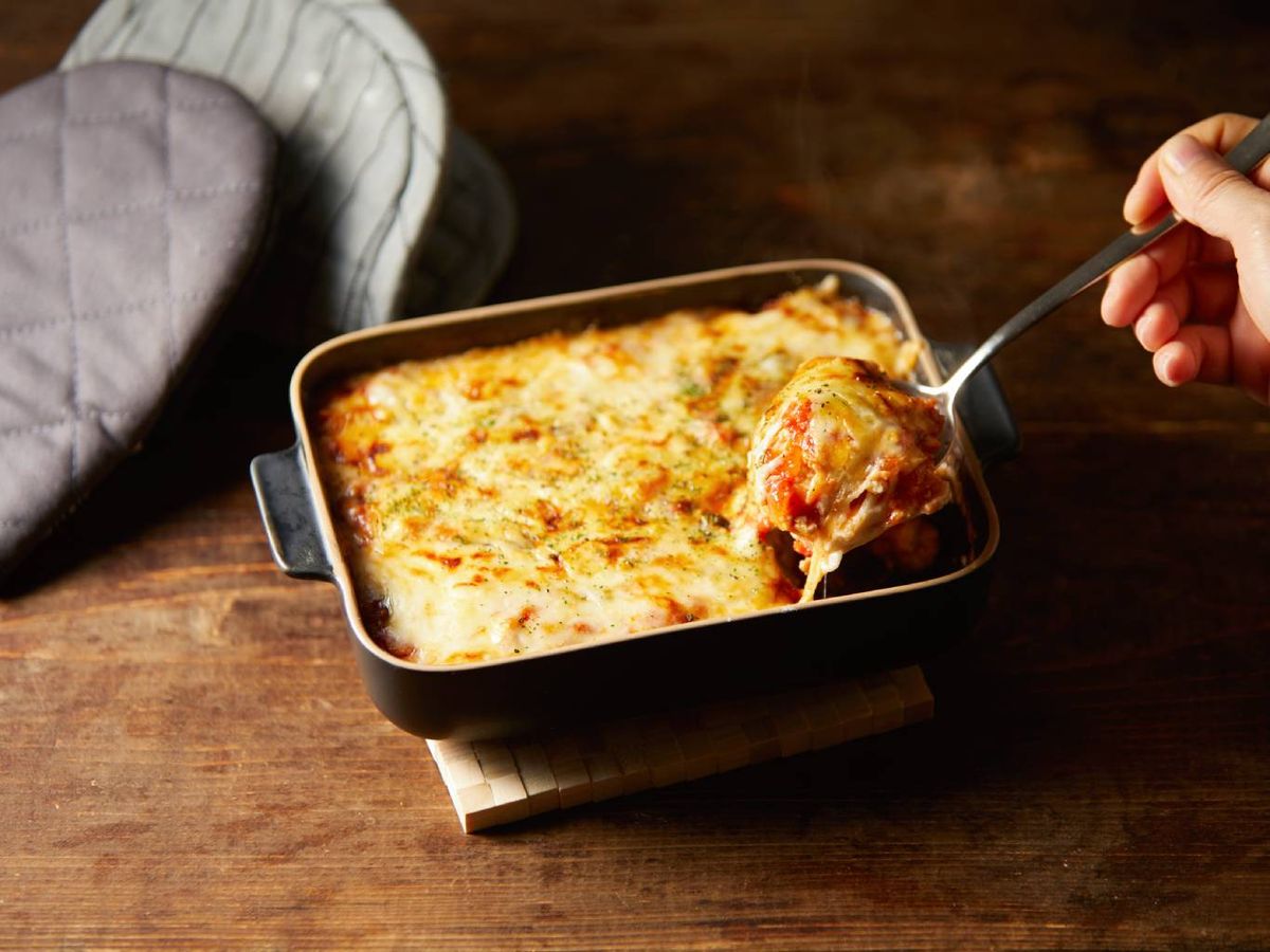 La lasaña es uno de los platos de pasta que mejor conserva su textura tras ser congelado.