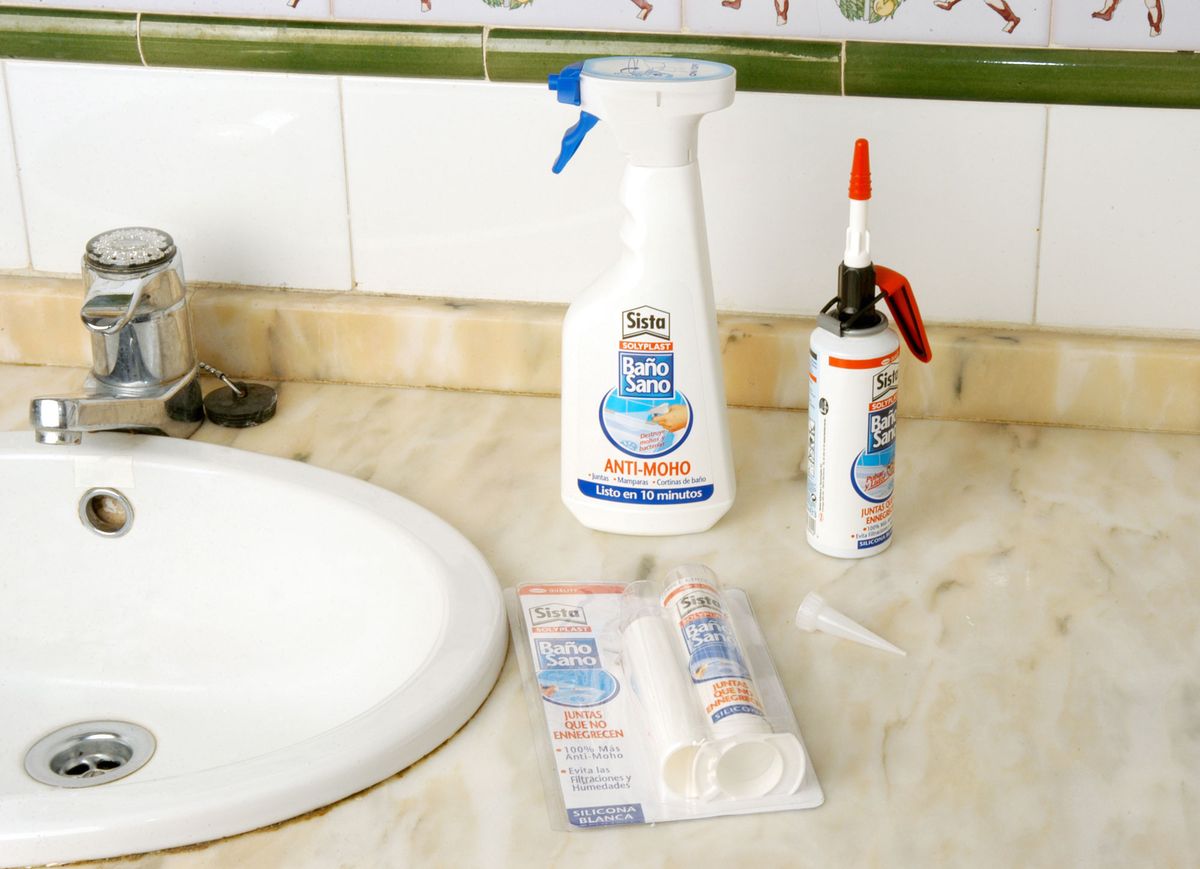 Mantenimiento de juntas en el baño paso 1