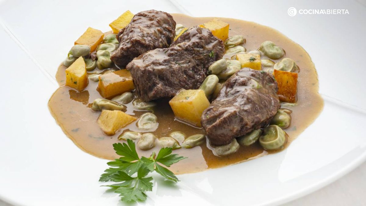 carrilleras de cerdo en salsa con habitas