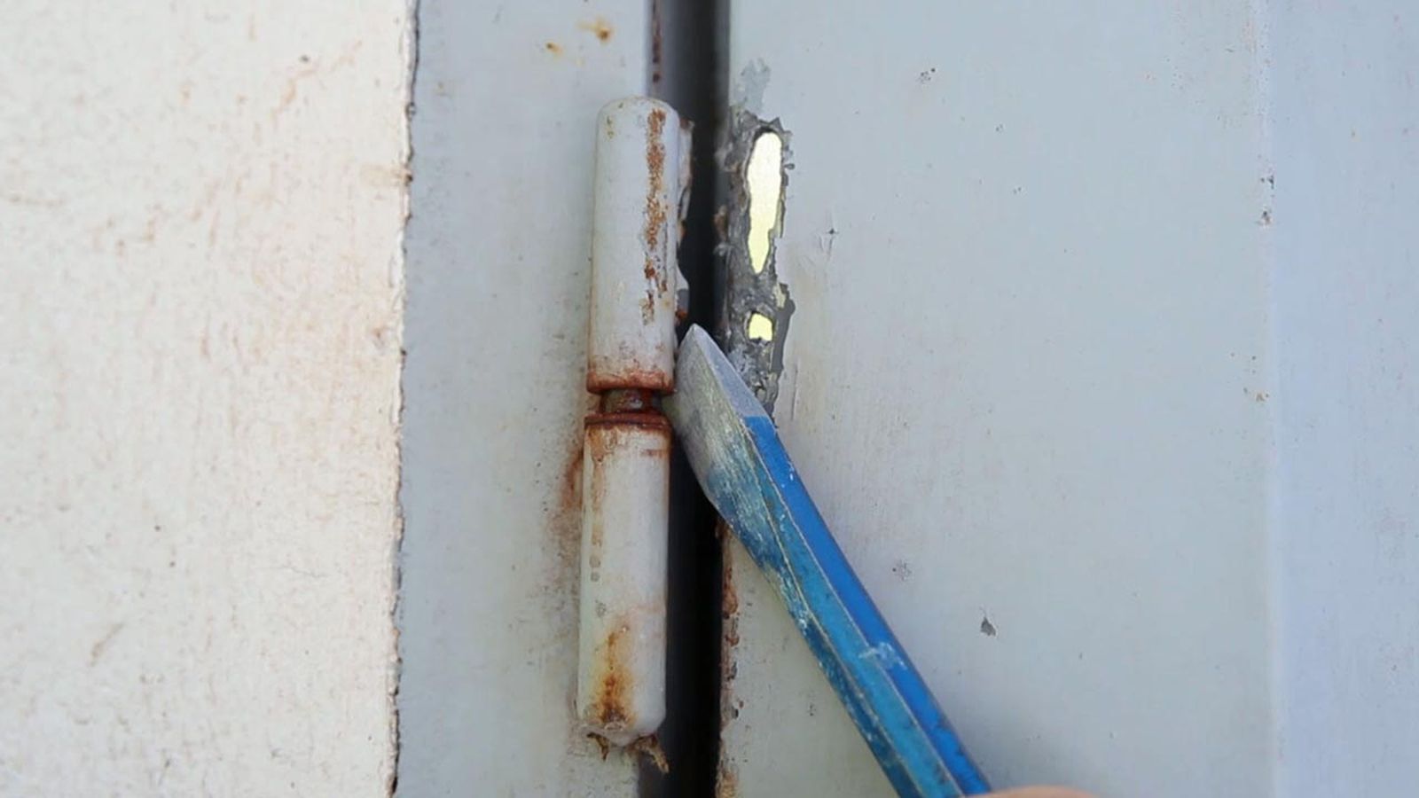 Cómo lubricar un pernio paso 1