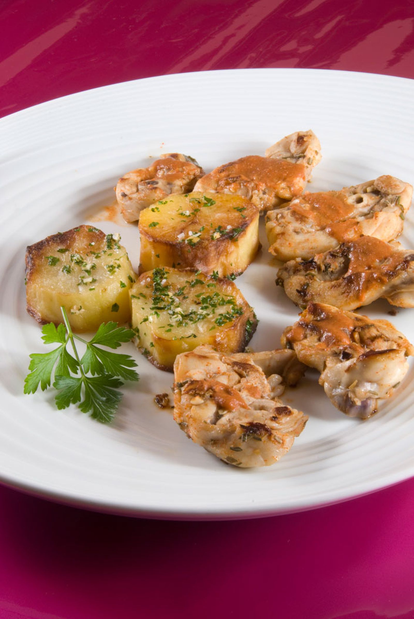 Muslos de conejo macerados con patatas asadas