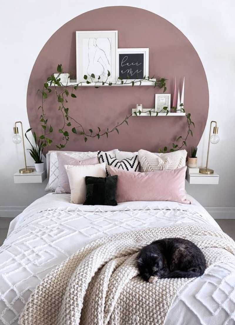 Dormitorio con vinilo circular.