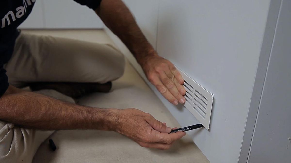 Colocar una rejilla de ventilación en un armario paso 3