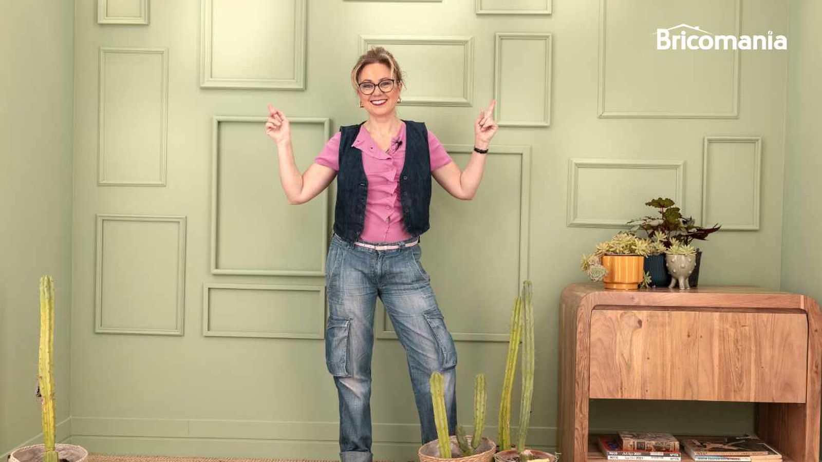 Yolanda Alzola con la pared que acaba de decorar