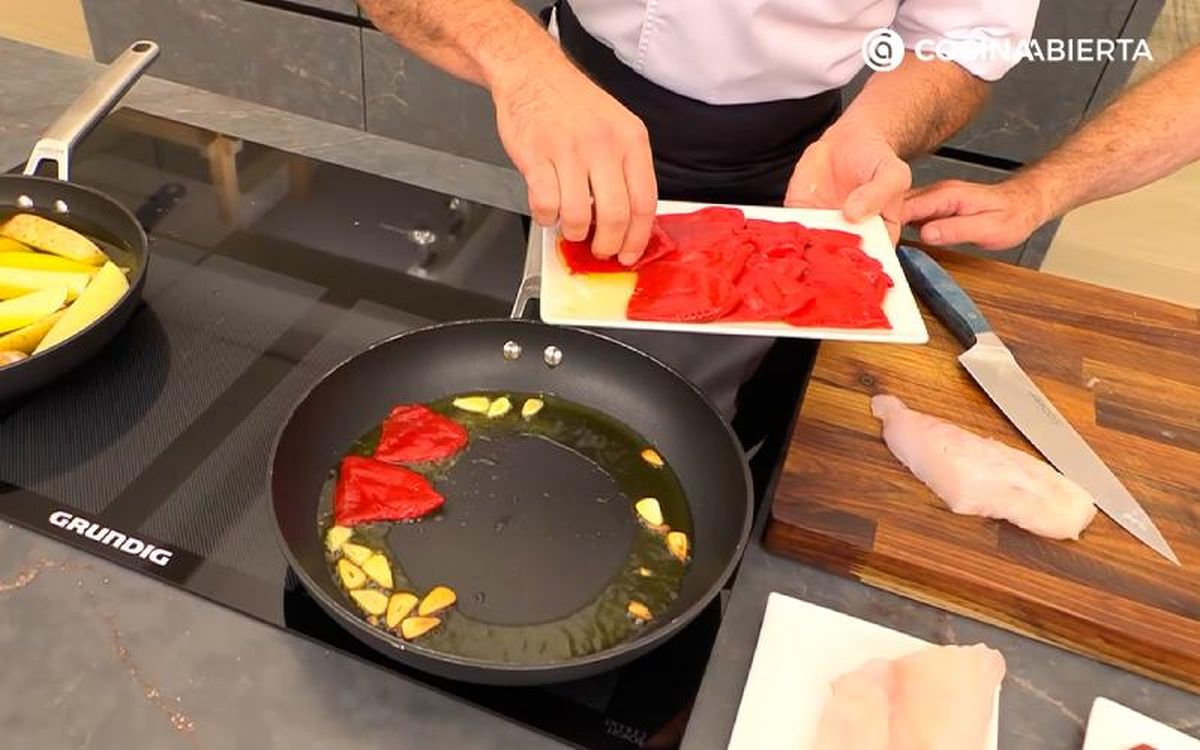 Rehoga los ajos y cocina con los pimientos a fuego suave