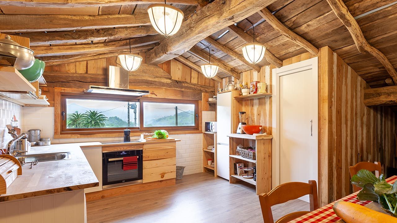 deco775 Cocina campestre en madera en atico vacio después 1