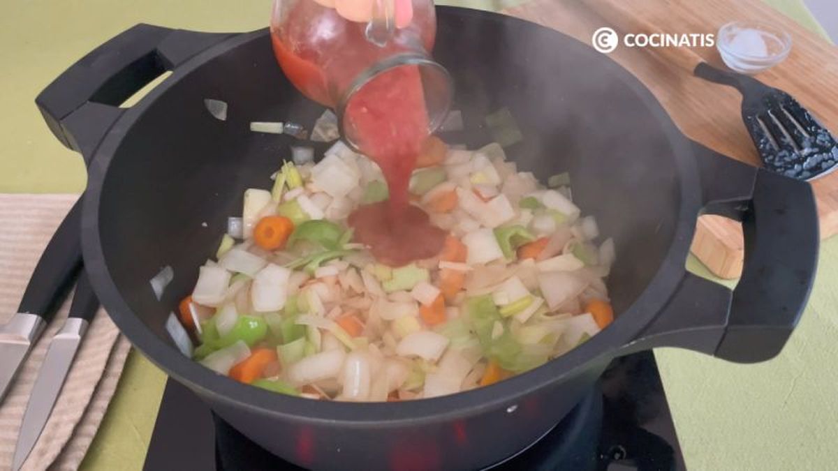 Agregamos el tomate triturado al sofrito de verduras