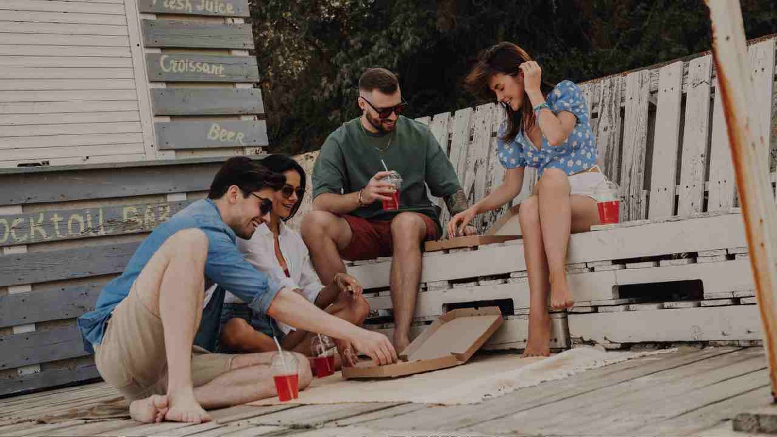Amigos disfrutando de la sombra en la terraza