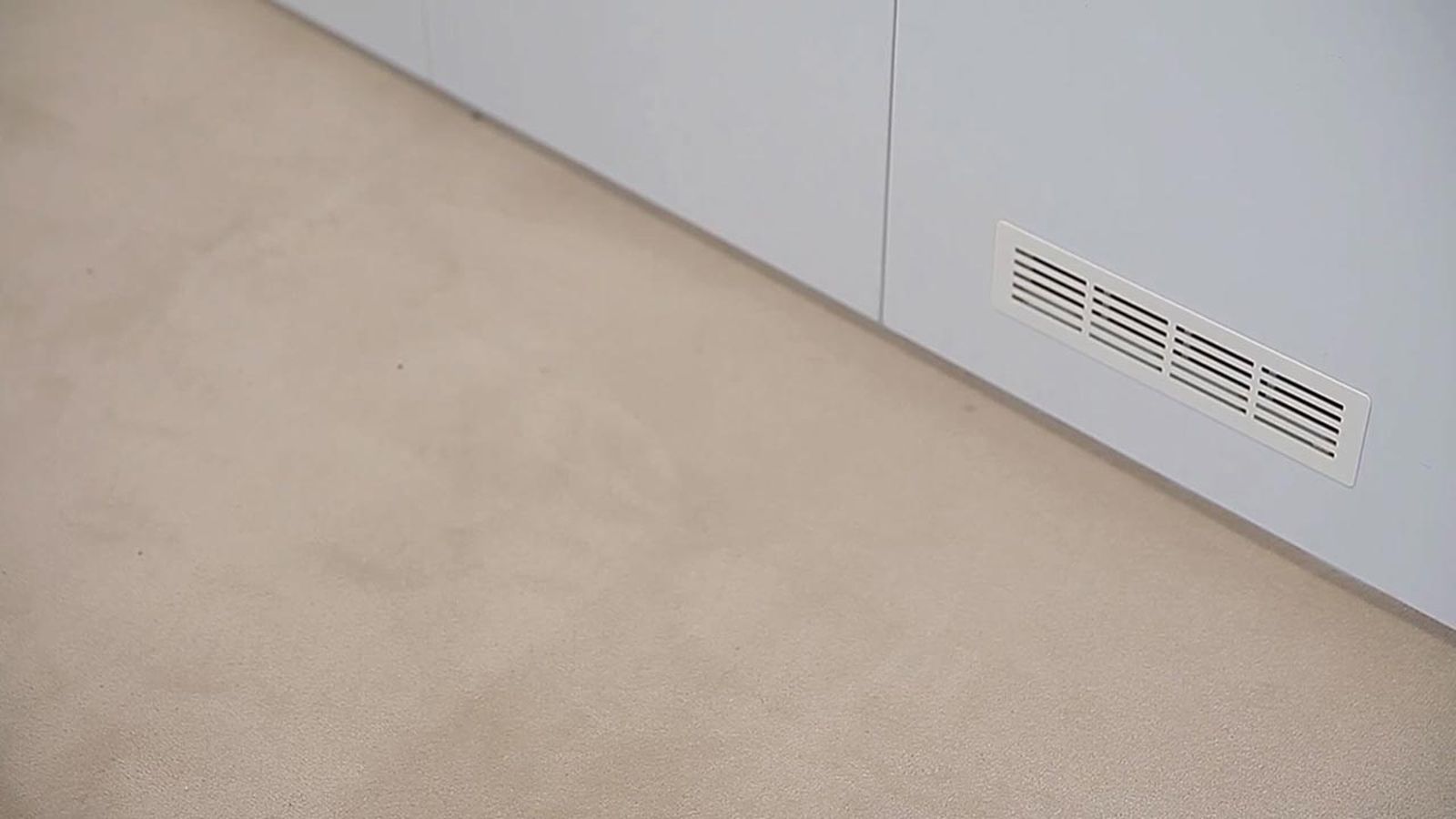 Colocar una rejilla de ventilación en un armario