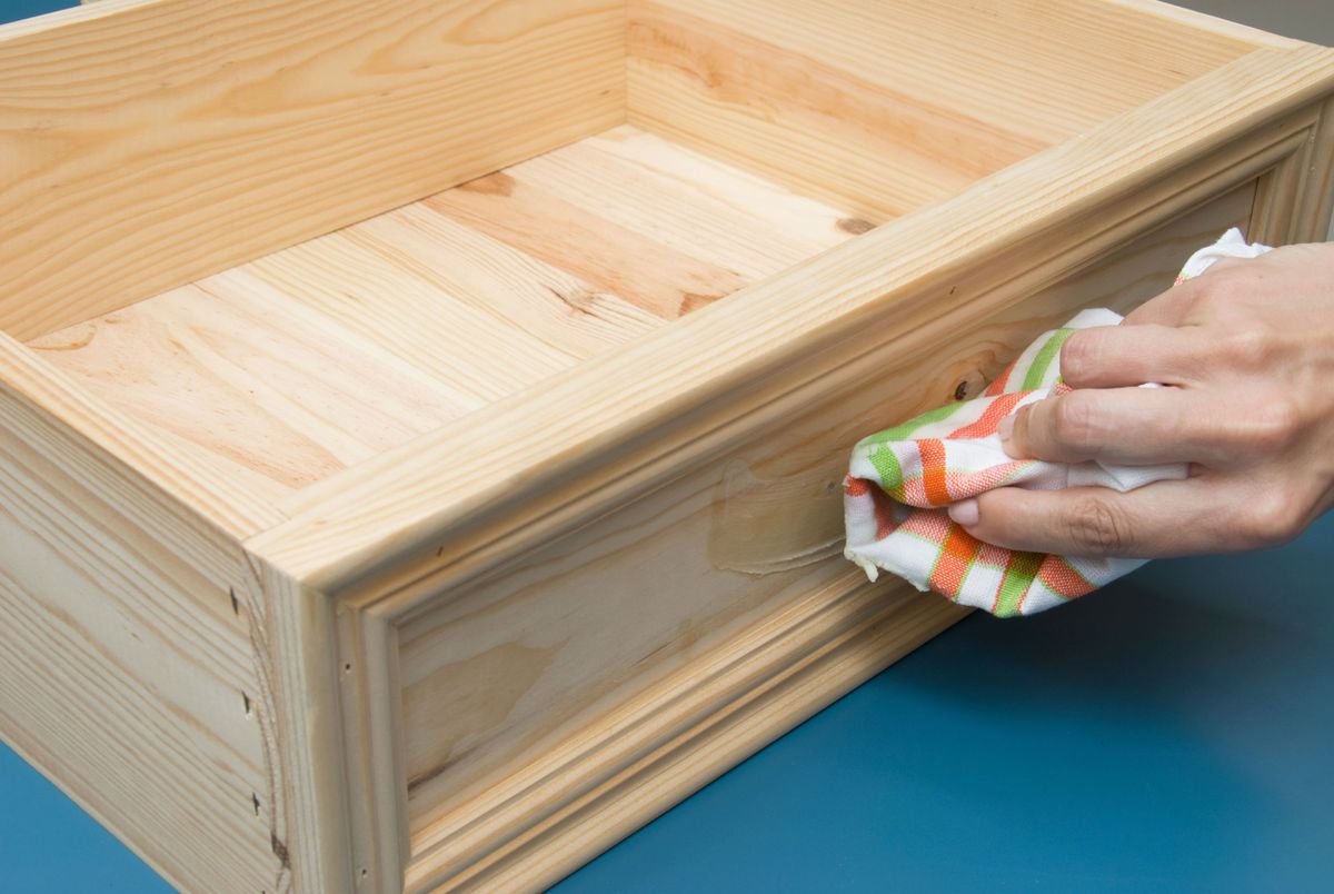 Aparador azul de aspecto envejecido paso 1