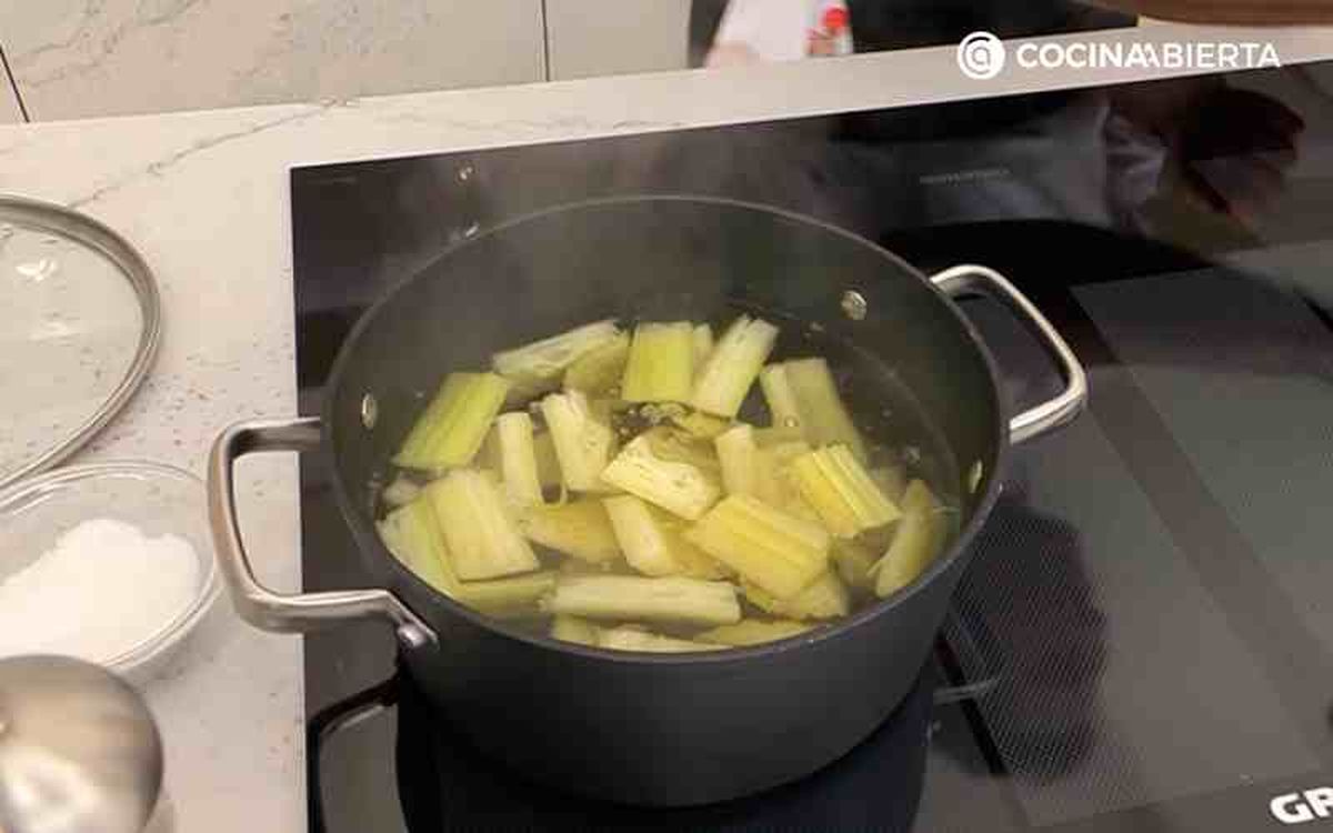 Corta el cardo y cocina