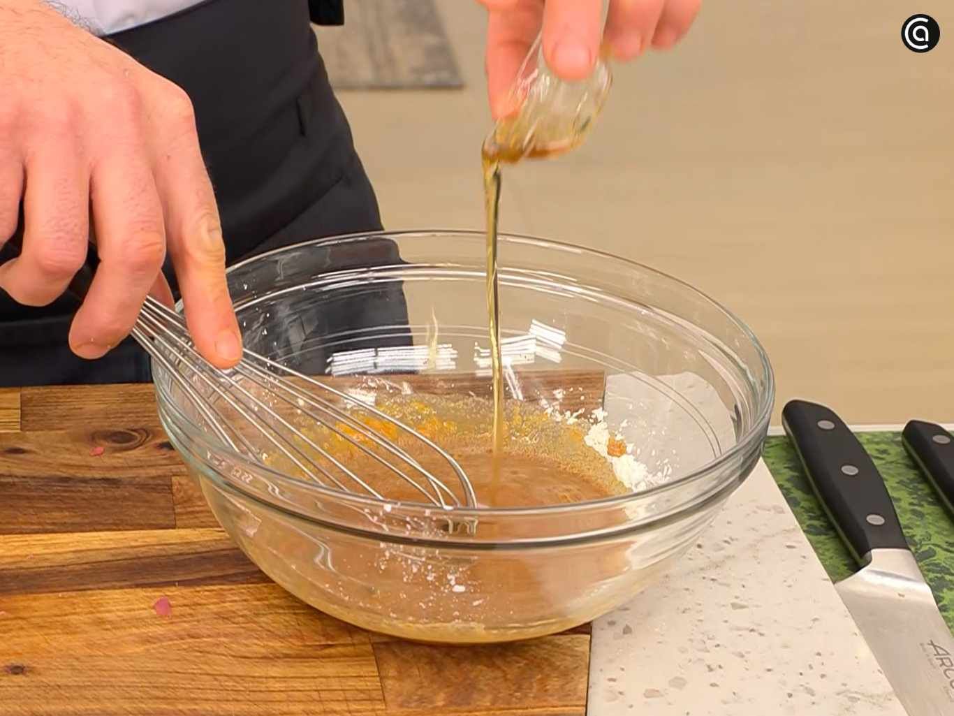Mezcla los ingredientes para marinar la carne