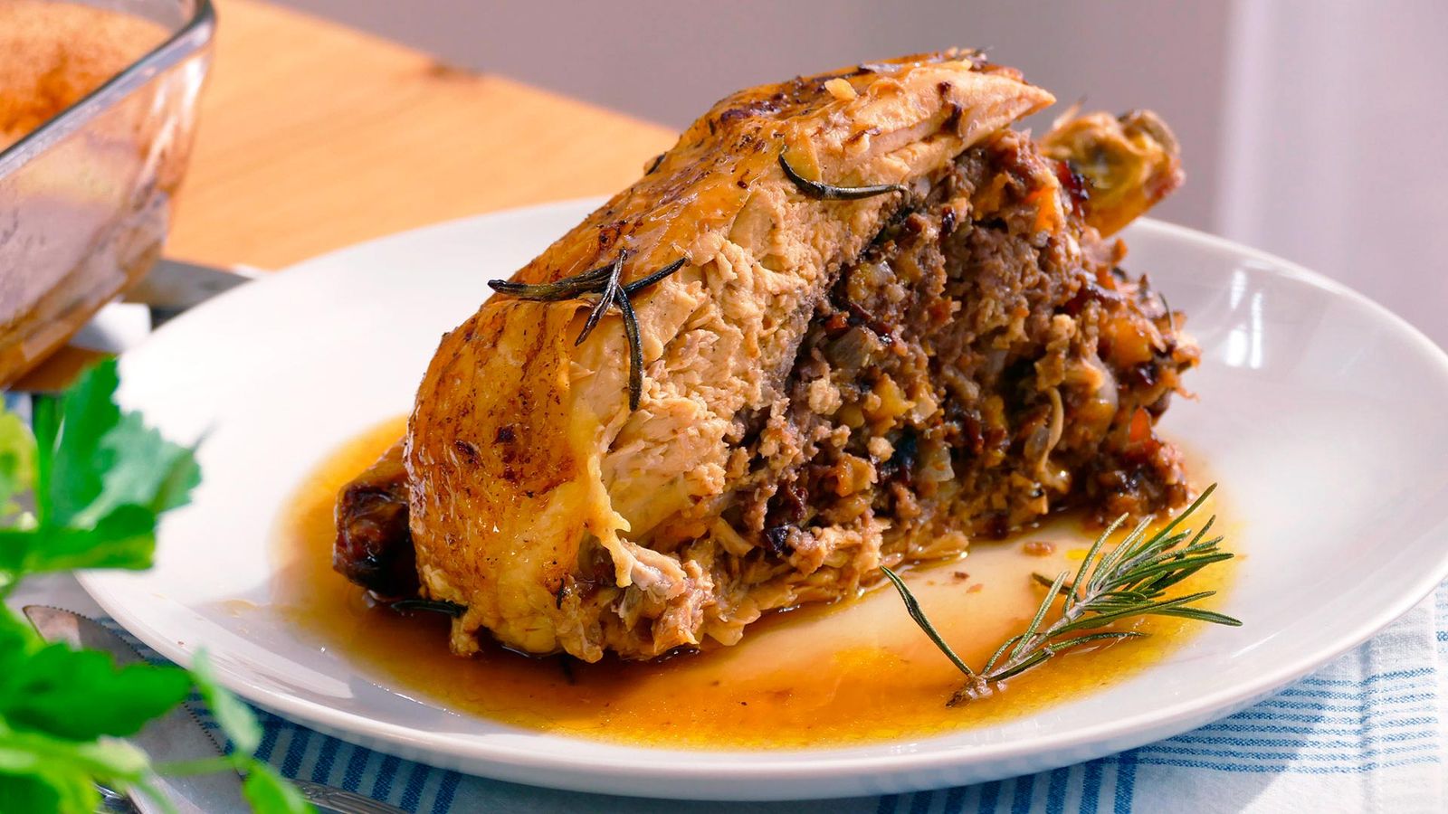 Pollo relleno al horno