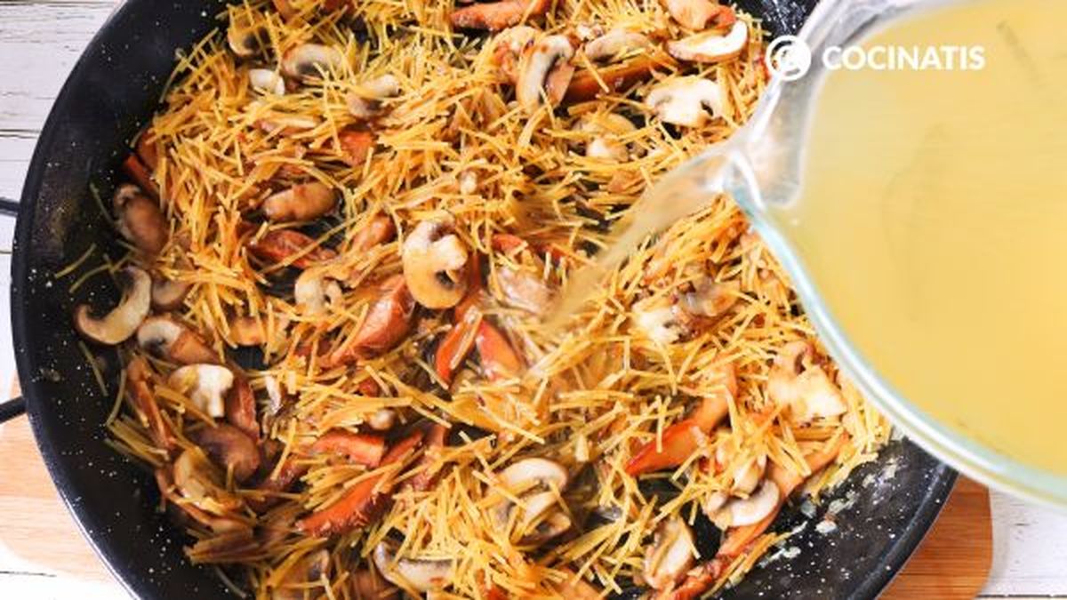receta fideua con setas y alioli piquillo paso 3