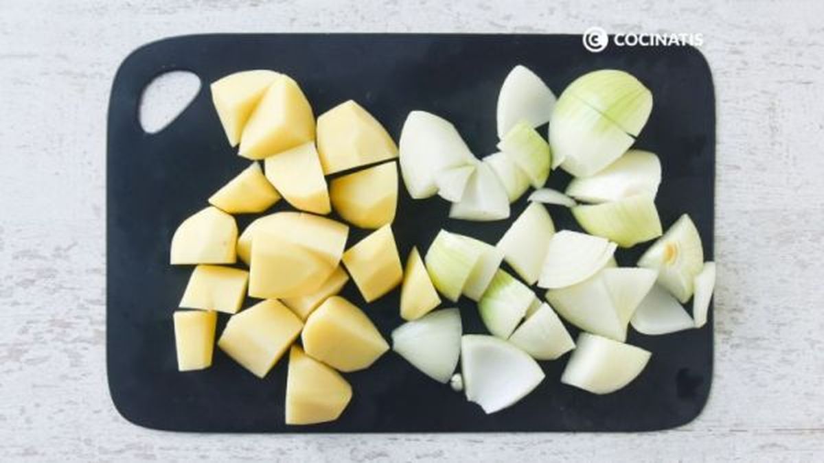 Cortamos las patatas y la cebolla