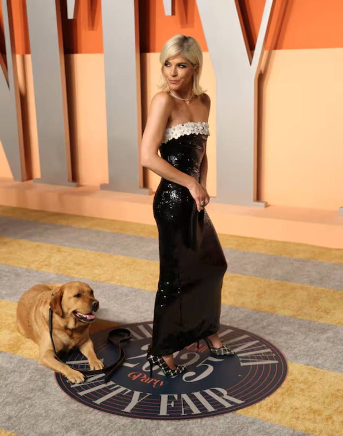 En el año 2021, recibió a Scout como su perro de asistencia.