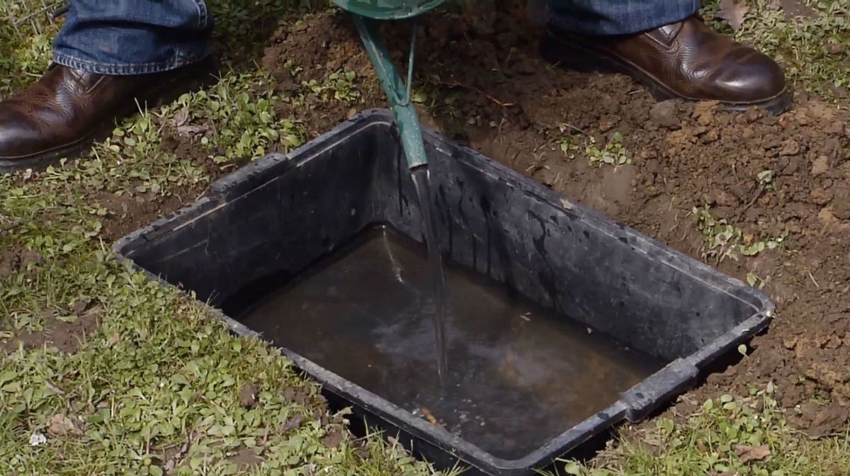 Colocar una fuente japonesa de bambú en el jardín paso 2