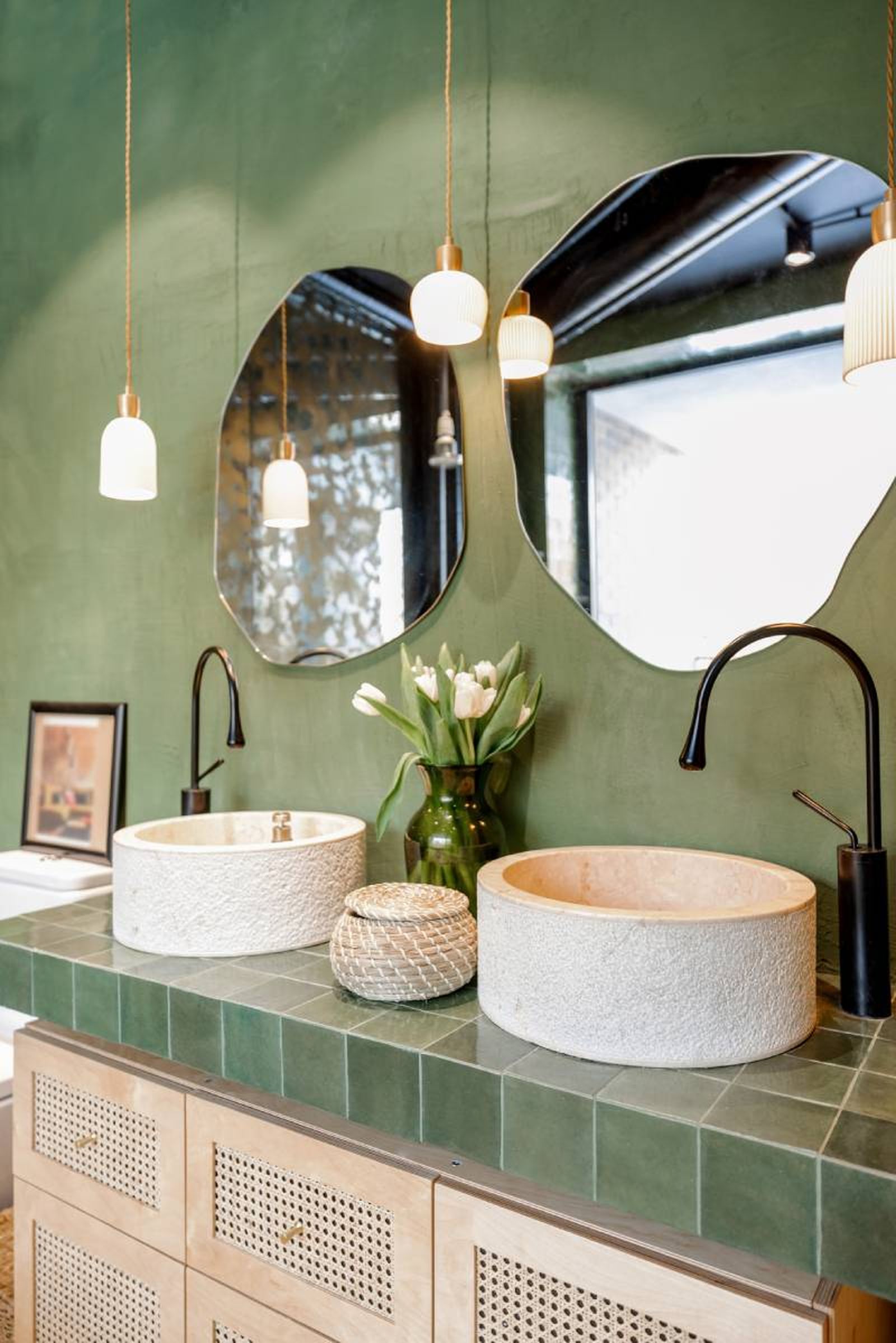 Baño con pared y azulejos en verde hoja.