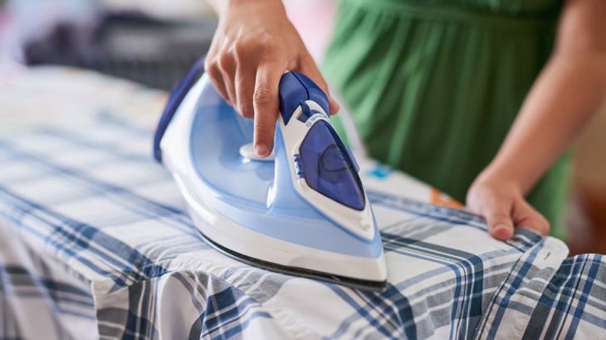 El papel de aluminio refleja el calor de forma que planchamos ambas caras de la prenda a la vez.