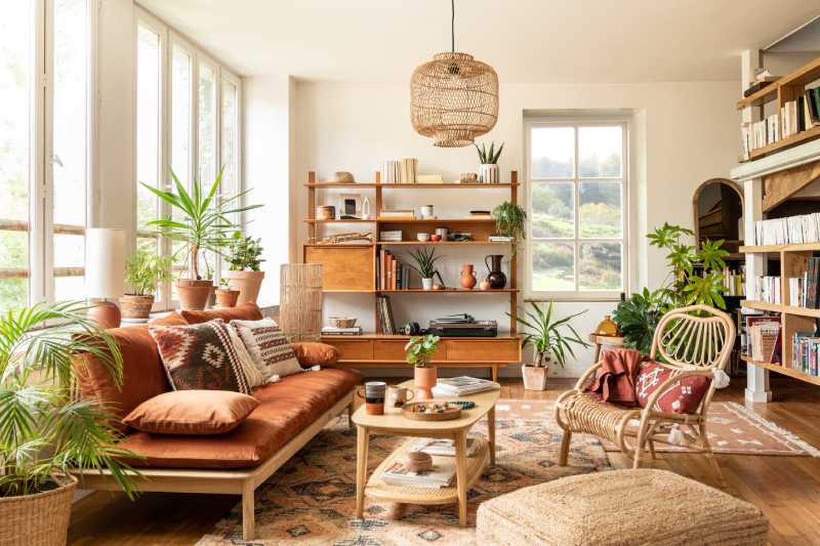 Salón con decoración natural y acogedora.