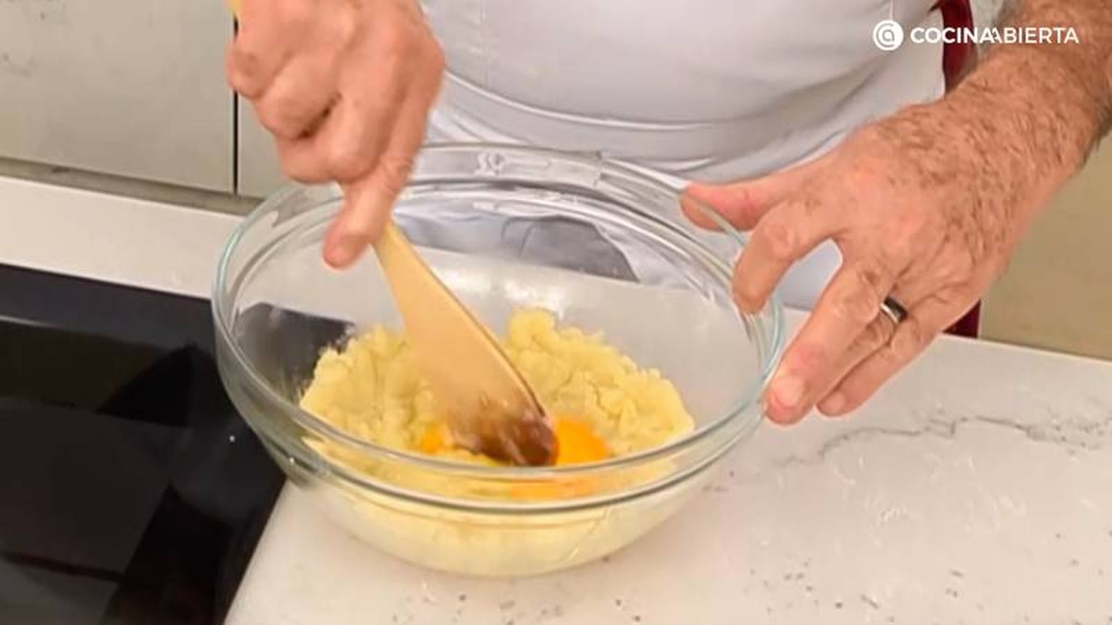 Prepara la masa de los buñuelos y deja reposar