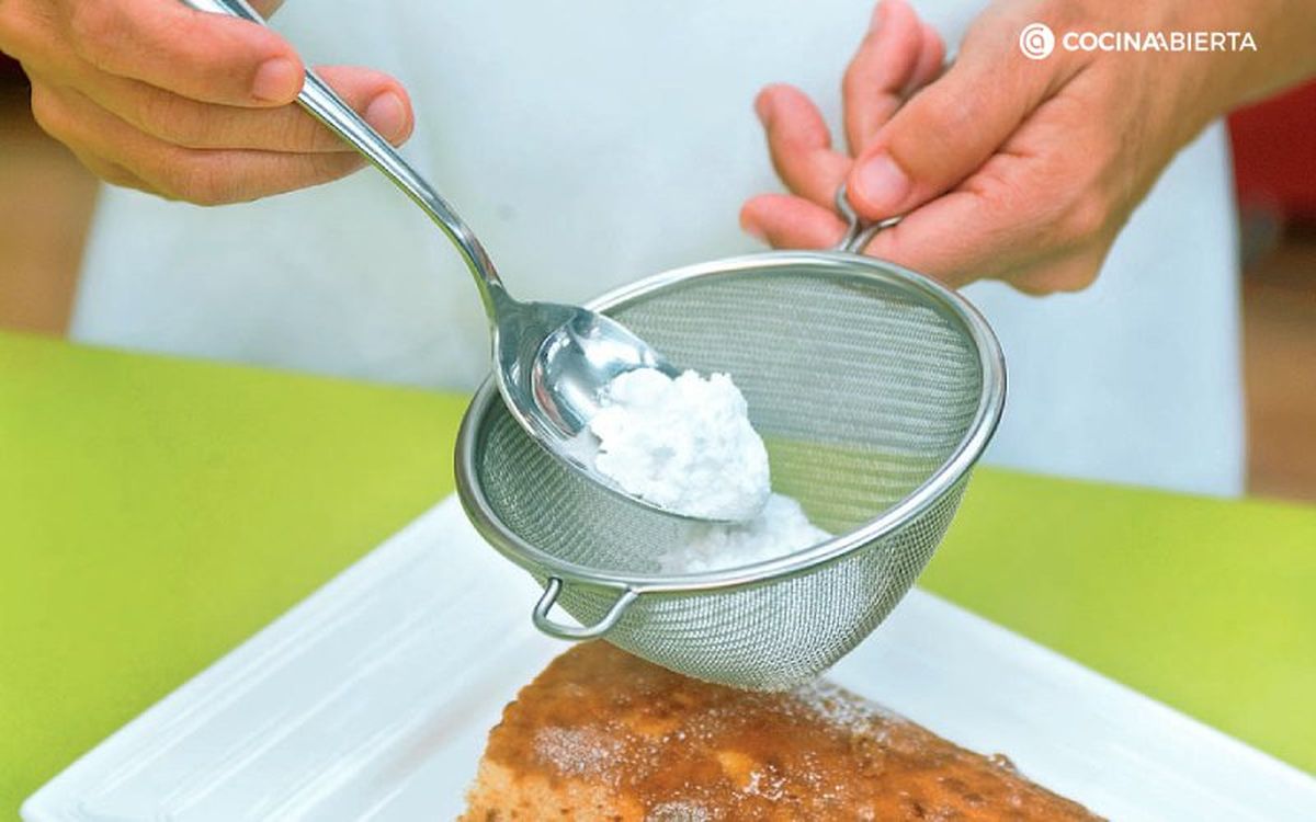 No llenes en exceso el colador para evitar espolvorear de más