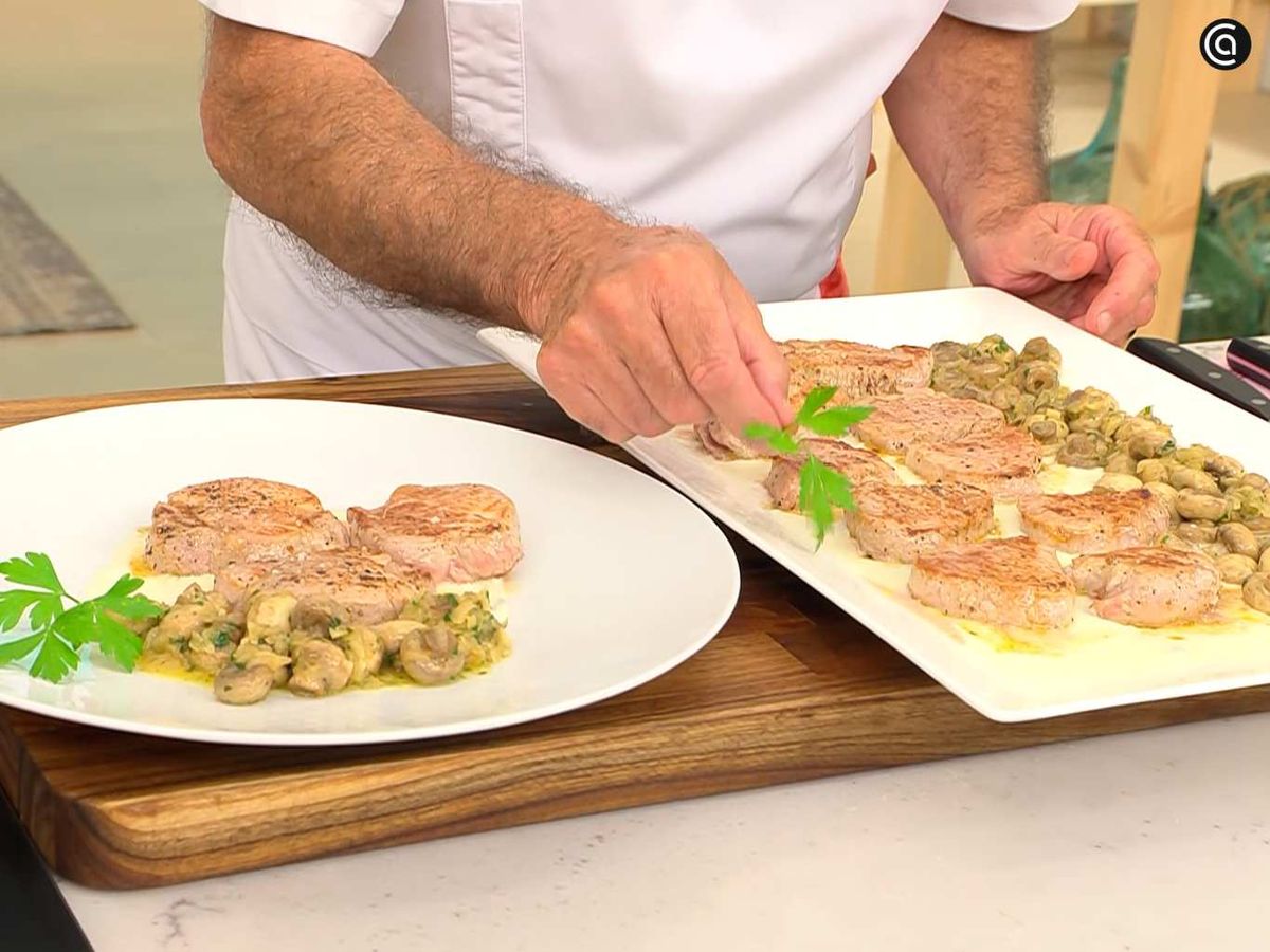 Sirve el solomillo de cerdo con salsa de queso azul