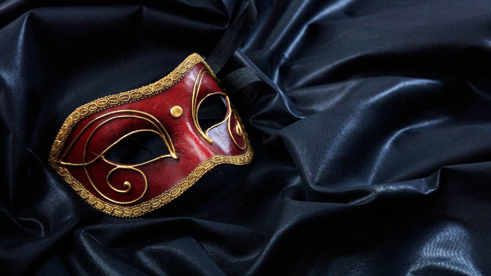 La combinación del rojo y el negro es perfecta para un sofisticado look de carnaval