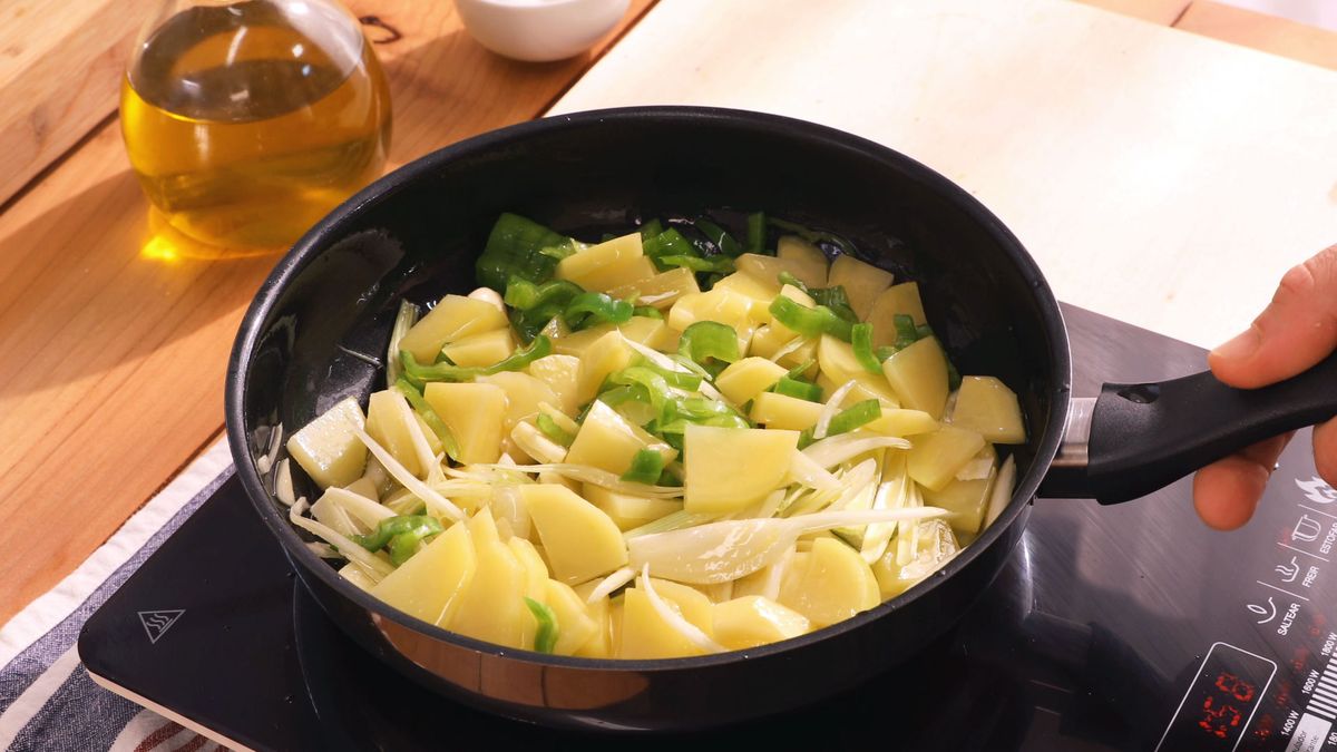 Receta huevos rotos con níscalos  paso 2